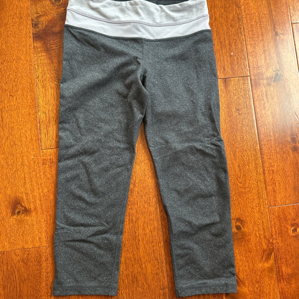 Gray crop wunder under Leggings
